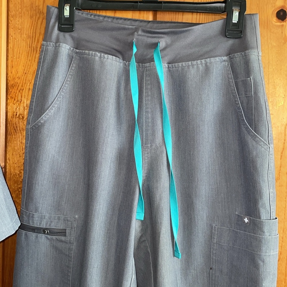 FIGS Catarina Scrub Tops for Women — Classic Fit, 1 Pocket FIGS YOLA pants XS/SM - Picture 6 of 17